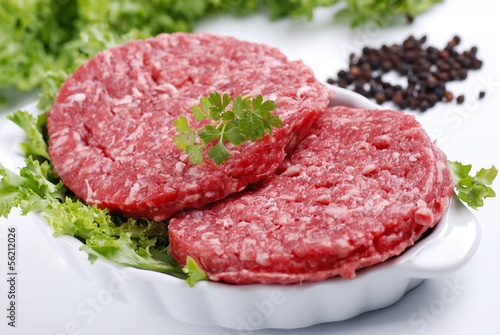 Photo: hamburger di carne vitello crudi hamburger di carne vitello crudi