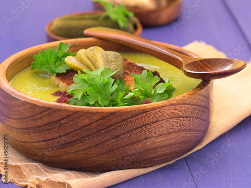 Photo: Erbsensuppe mit gerösteten Brotscheiben und Petersilie Erbsensuppe mit gerösteten Brotscheiben und Petersilie