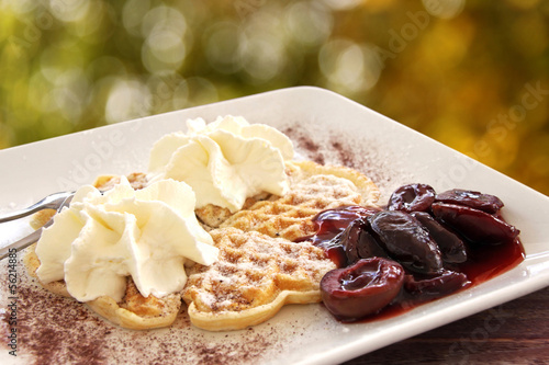 Photo: pflaumenkompott mit waffeln und zimtzucker pflaumenkompott mit waffeln und zimtzucker