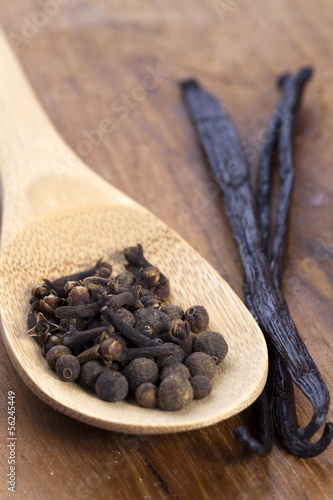 Photo: Gewürze auf Holzlöffel Gewürze auf Holzlöffel