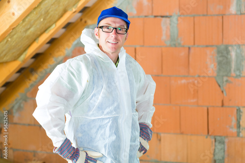 Photo: Handwerker schneidet Dämmmaterial Handwerker schneidet Dämmmaterial