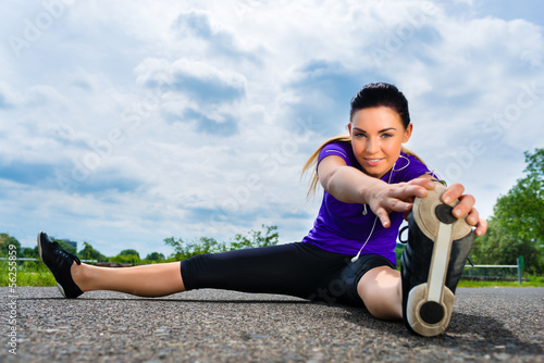 Photo: Sports outdoor - young woman doing fitness in park Sports outdoor - young woman doing fitness in park
