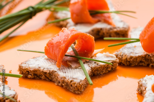 Photo: Tartina con crema di formaggio e salmone, close-up Tartina con crema di formaggio e salmone, close-up