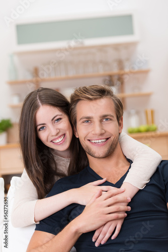 Photo: glückliches junges paar in der eigenen wohnung glückliches junges paar in der eigenen wohnung