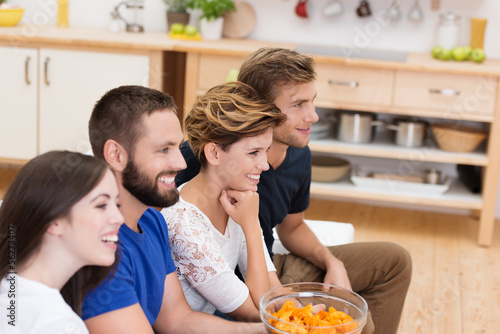 Photo: freunde in der wohngemeinschaft schauen tv freunde in der wohngemeinschaft schauen tv