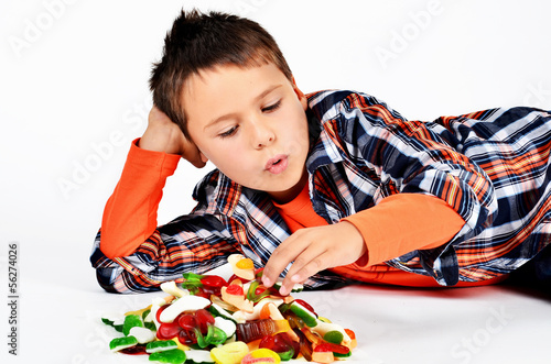 Photo: Junge mit Süßigkeiten Junge mit Süßigkeiten