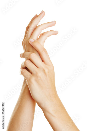 Photo: Hände beim Eincremen mit Lotion Hände beim Eincremen mit Lotion