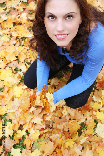 Photo: junge frau mit goldenen ahornblättern junge frau mit goldenen ahornblättern