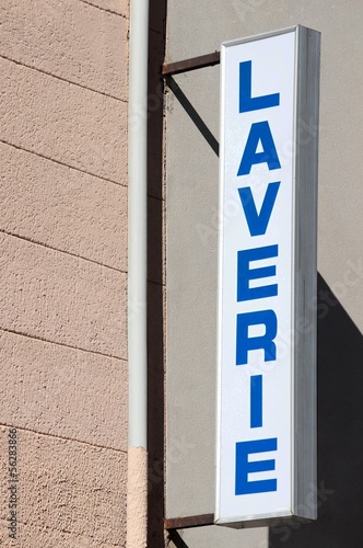 Photo: Enseigne d'une laverie automatique Enseigne d'une laverie automatique