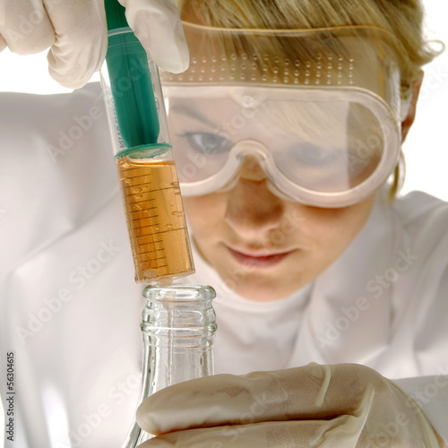 Photo: Frau arbeitet im Labor Frau arbeitet im Labor