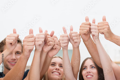 Photo: freunde zu hause zeigen daumen hoch freunde zu hause zeigen daumen hoch