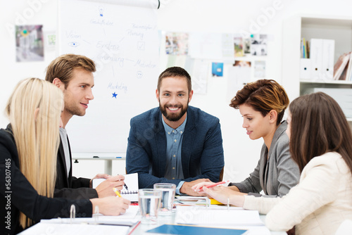 Photo: ein junges team im büro ein junges team im büro