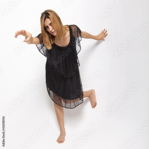 Photo: ragazza in abito nero ragazza in abito nero