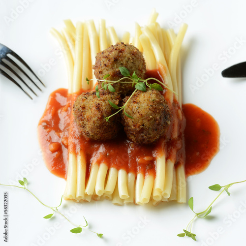 Photo: Sojaklopse auf Makkaroni mit Tomatensauce Sojaklopse auf Makkaroni mit Tomatensauce