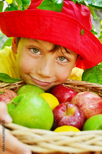 Photo: Kind mit Obst Kind mit Obst