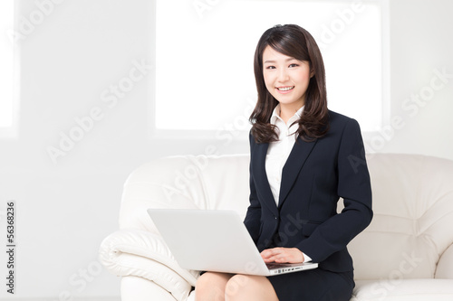 Illustration: コンピューターを見る女性 ビジネス コンピューターを見る女性 ビジネス