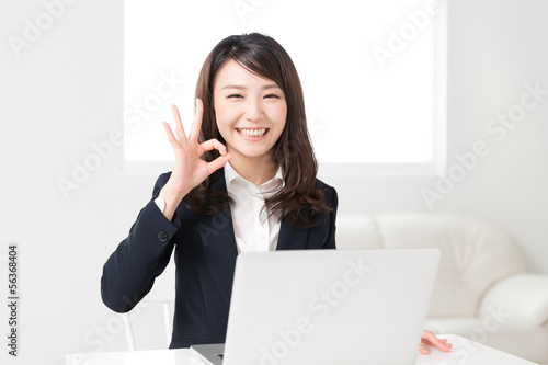 Photo: コンピューターを見る女性 ビジネス コンピューターを見る女性 ビジネス