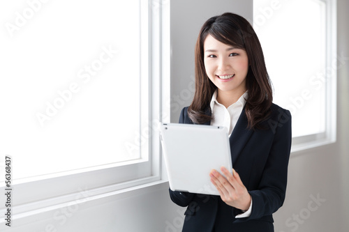 Photo: タブレットを見る女性 ビジネス タブレットを見る女性 ビジネス