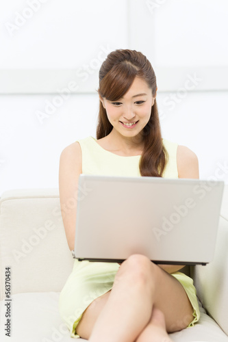 Photo: ノートパソコンを使う女性 ノートパソコンを使う女性
