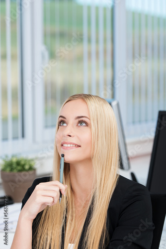 Photo: kreative junge frau am arbeitsplatz kreative junge frau am arbeitsplatz