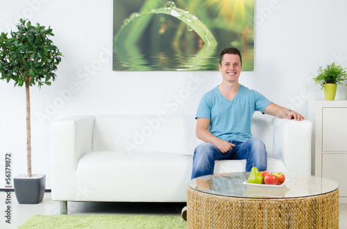 Photo: junger mann im wohnzimmer junger mann im wohnzimmer
