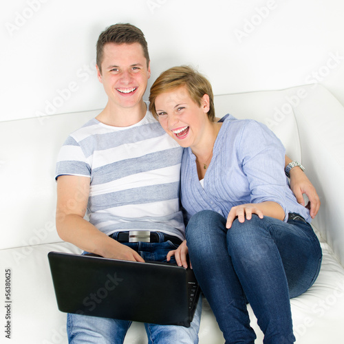 Photo: glückliches pärchen im wohnzimmer glückliches pärchen im wohnzimmer