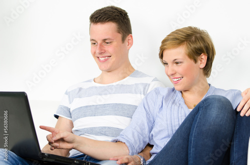 Photo: junges paar beim onlineshopping junges paar beim onlineshopping