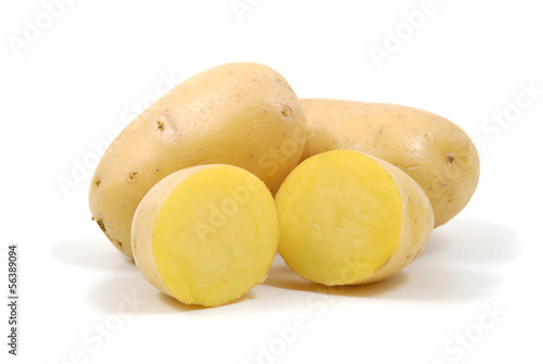 Photo: Patate tagliate su sfondo bianco Patate tagliate su sfondo bianco