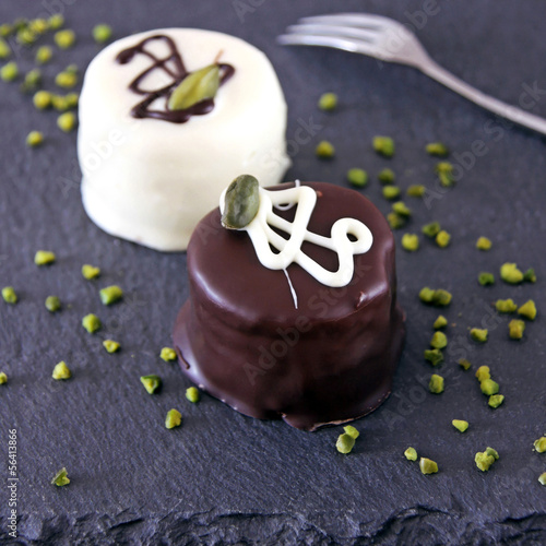 Photo: zwei petit fours in hell und dunkel zwei petit fours in hell und dunkel