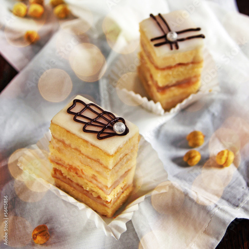 Photo: zwei elegante petit fours zwei elegante petit fours