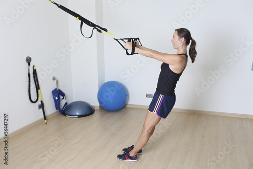 Photo: Frau beim TRX training Frau beim TRX training