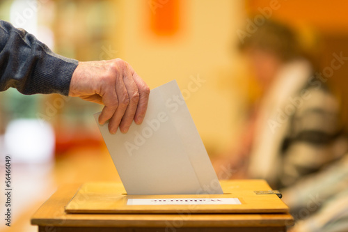 Stimmzettel in Wahlurne