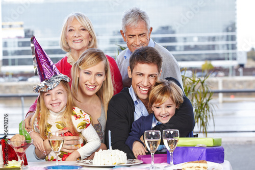 Photo: Familie feiert zusammen Geburtstag Familie feiert zusammen Geburtstag