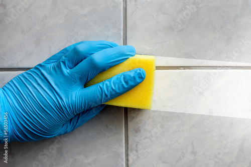 Photo: Sponge cleaning bathroom Sponge cleaning bathroom