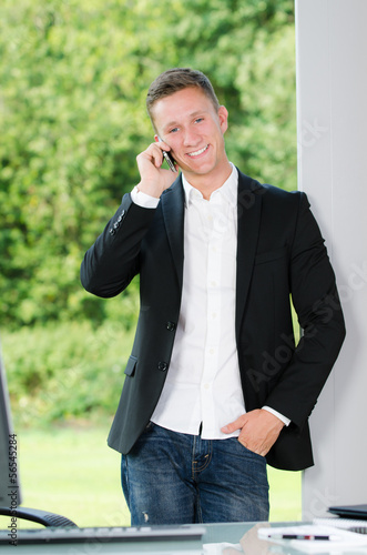 Photo: junger geschäftsmann am mobiltelefon junger geschäftsmann am mobiltelefon
