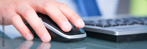 Photo: geschäftsman arbeitet am computer geschäftsman arbeitet am computer
