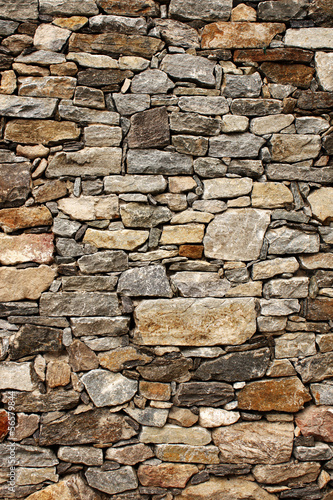 Średniowieczna ściana z kamiennych bloków