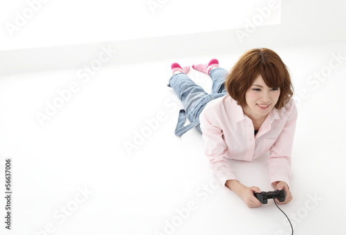 Photo: ゲームをしている女性 ゲームをしている女性