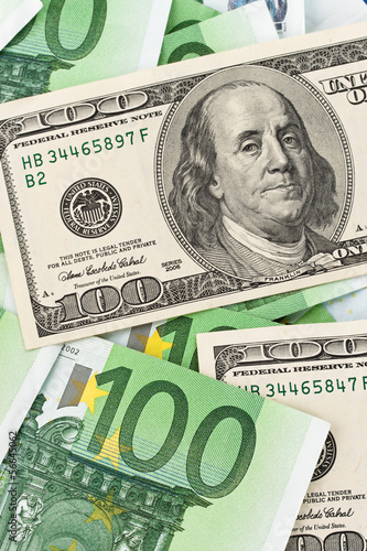 Photo: Euro Geldscheine und Dollar. Euro Geldscheine und Dollar.