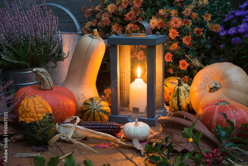 Photo: Herbstdeko mit Kürbissen und Laterne Herbstdeko mit Kürbissen und Laterne