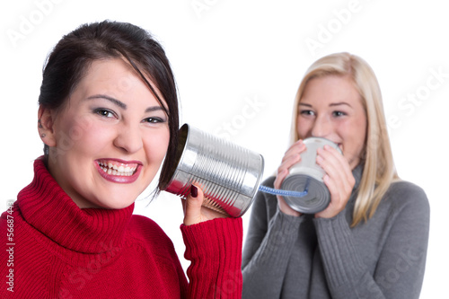 Photo: Junge Frauen lachend isoliert; virales Marketing Junge Frauen lachend isoliert; virales Marketing