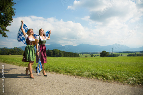 Photo: Frauen im Dirndl Frauen im Dirndl