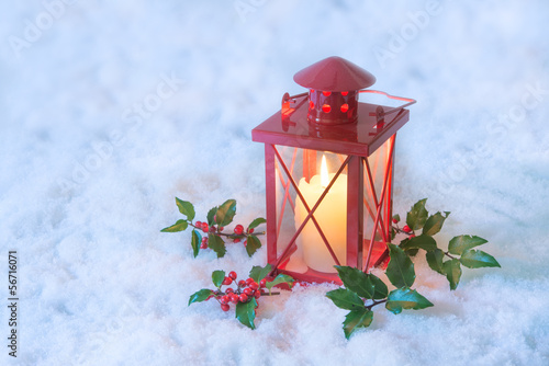 Photo: Rote Laterne mit Ilex im Schnee Rote Laterne mit Ilex im Schnee
