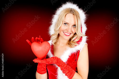 Photo: Miss Santa mit Herz in der Hand Miss Santa mit Herz in der Hand