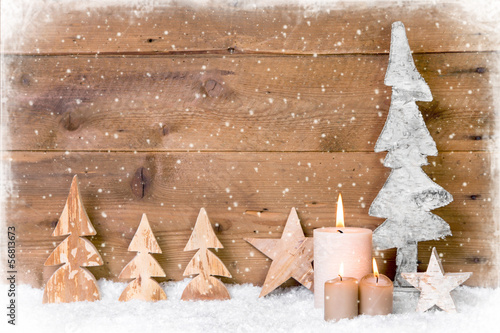 Photo: Weihnachtskarte rustikal mit Holz, Kerzen und Schneeflocken Weihnachtskarte rustikal mit Holz, Kerzen und Schneeflocken