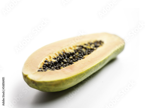 Photo: reife, halbierte Papaya auf weißem Hintergrund reife, halbierte Papaya auf weißem Hintergrund