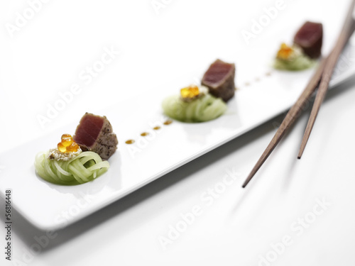 Photo: Thunfisch gewürzt mit schwarzem Pfeffer mit Gurken und Sesam Thunfisch gewürzt mit schwarzem Pfeffer mit Gurken und Sesam
