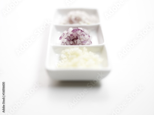 Photo: gewürfelte Zwiebeln und Schalotten auf einer Porzellanschale gewürfelte Zwiebeln und Schalotten auf einer Porzellanschale