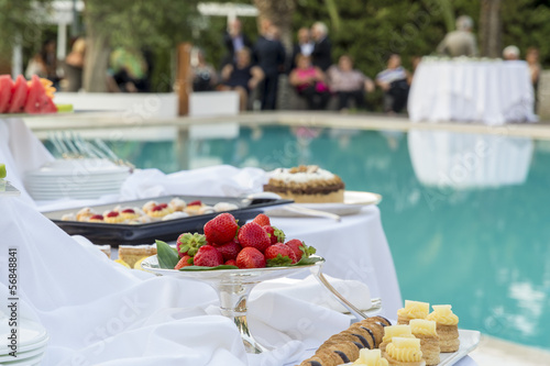 Photo: buffet di frutta e dolci in piscina buffet di frutta e dolci in piscina