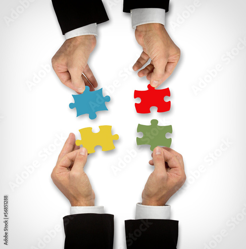 Photo: Puzzleteile zusammenfügen / Konzept Teamwork Puzzleteile zusammenfügen / Konzept Teamwork